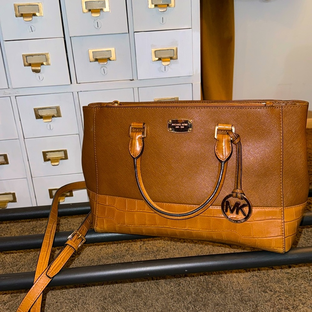 ⭐️ Michael Kors purse in excellent condition ⭐️
